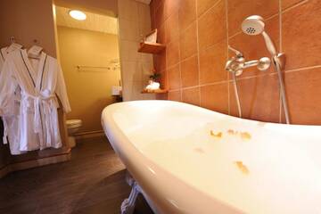 Фото номера Улучшенный двухместный номер с 1 кроватью Отель Hotel Krapi г. Туусула 5